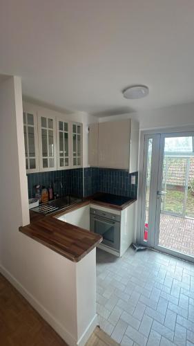 une cuisine avec des armoires blanches et un comptoir dans l'établissement New Apartment in Paris, à Paris