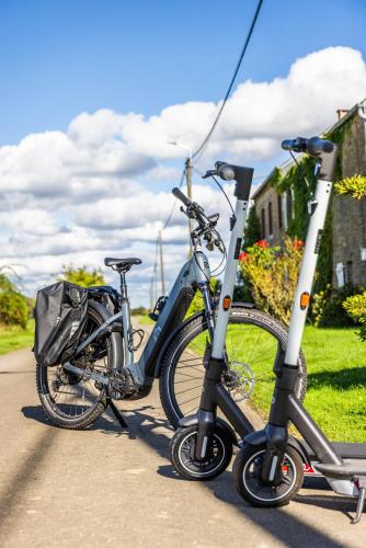 two bikes parked next to each other on a sidewalk at LA PETITE EVELETTE - Piscine et Sauna au Calme in Ohey
