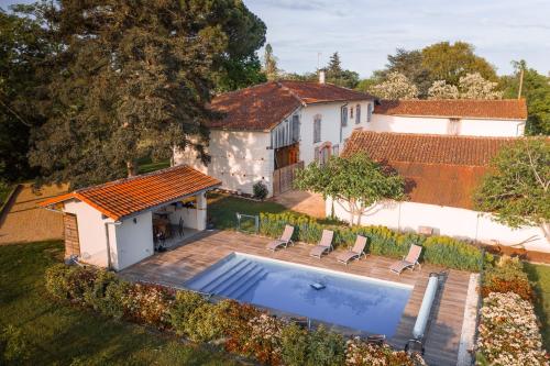 une vue aérienne d'une maison avec piscine dans l'établissement Le Mazage des Trégans, à Gaillac
