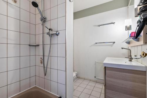 a bathroom with a shower and a sink at Atlanta Pur in Pellworm