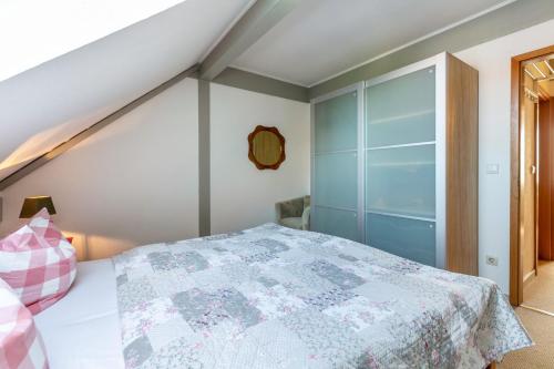 a bedroom with a bed with a blue closet at Atlanta Pur in Pellworm