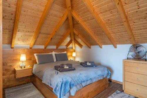 Un dormitorio con una cama y un techo de madera. en Salsa Country House I, en Porto Moniz
