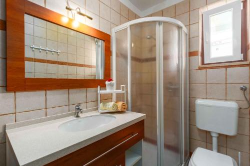 łazienka z umywalką i prysznicem w obiekcie Apartment in Porec/Istrien 10034 w Poreču