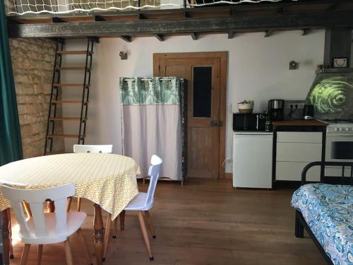 Η κουζίνα ή μικρή κουζίνα στο Petit gîte cosy au bord du ruisseau