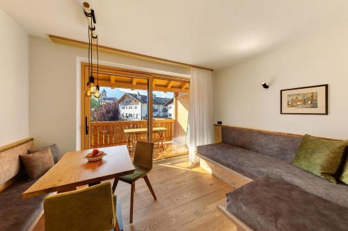a living room with a couch and a table at Apartments Schlernheim in Fie allo Sciliar
