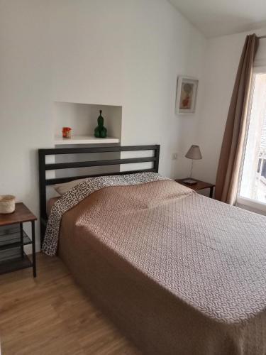 une chambre avec un lit et une fenêtre dans l'établissement Beau T2 sur le vieux port, centre de Bastia, à Bastia