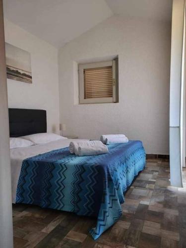 a bedroom with two beds and a window at Villa Mamia Pool Costa Paradiso in Costa Paradiso