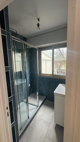 une salle de bain avec une douche et un lavabo et une fenêtre dans l'établissement New Apartment in Paris, à Paris