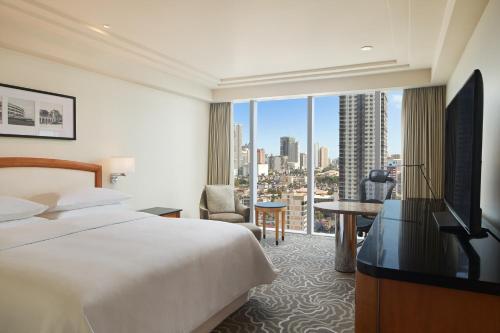 Postel nebo postele na pokoji v ubytování Sheraton Manila Bay