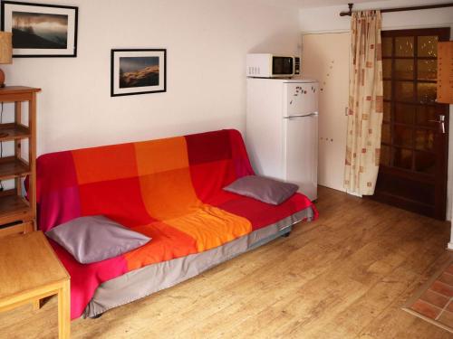 - un lit avec une couverture colorée dans l'établissement Grand studio cabine pour 6, proche des pistes, avec balcon et box à skis - Les Orres - FR-1-322-585, aux Orres