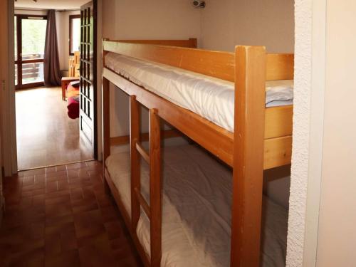 - deux lits superposés dans une chambre dans l'établissement Grand studio cabine pour 6, proche des pistes, avec balcon et box à skis - Les Orres - FR-1-322-585, aux Orres