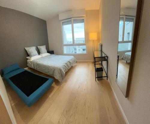 une chambre avec un lit et un grand miroir dans l'établissement 2 BR, 2 min walk to Metro, Gustave Roussy, parking, à Villejuif