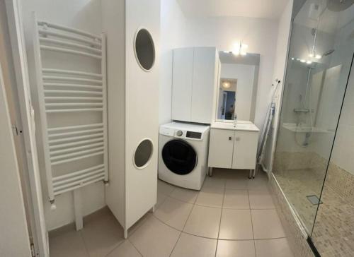 La salle de bains est pourvue d'un lave-linge et d'un sèche-linge. dans l'établissement 2 BR, 2 min walk to Metro, Gustave Roussy, parking, à Villejuif