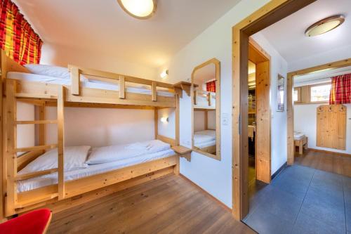- une chambre avec lits superposés dans une auberge de jeunesse dans l'établissement Schöneben Chalet Scorleduyn, à Wald im Pinzgau