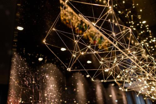 a bunch of lights hanging from a ceiling at Motel One Nürnberg-Plärrer in Nürnberg