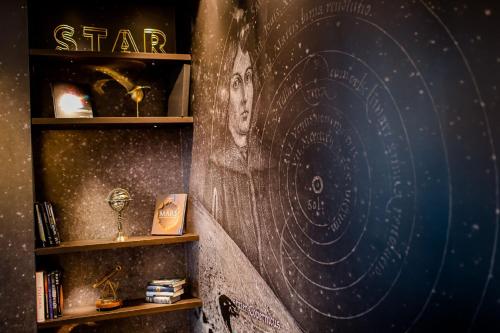 a wall with a picture of a star on it at Motel One Nürnberg-Plärrer in Nürnberg