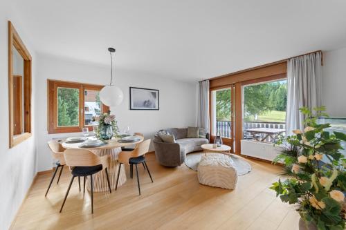 a living room with a table and chairs and a couch at San Gian C5 in Surlej