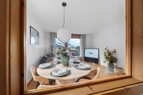a dining room with a table and a mirror at San Gian C5 in Surlej