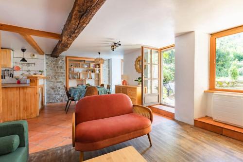 un salon avec une chaise et une table dans l'établissement Gîte de la Tour pour 10 personnes à Ganac, à Ganac