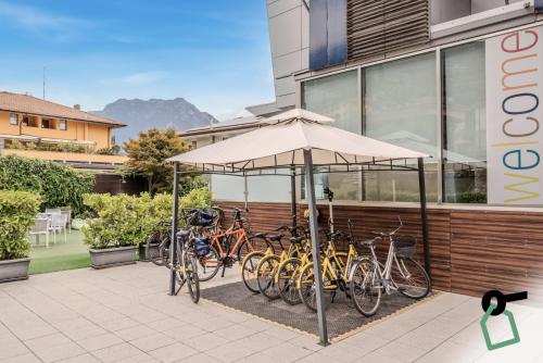 a group of bikes parked in front of a building at HOTIDAY Room Collection - Torbole in Nago-Torbole