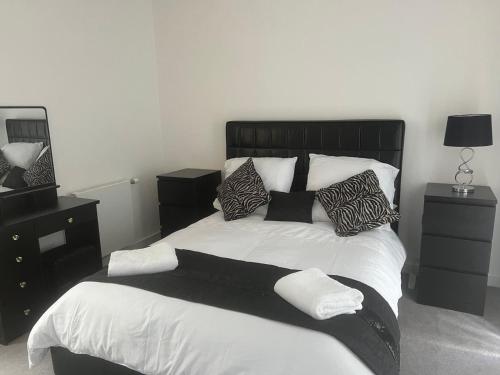a bedroom with a large white bed with pillows at Luxury Modern Town House, Manchester City Centre, Free Secured Parking in Manchester