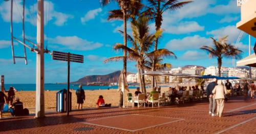 Leute an einem Strand mit Palmen und dem Meer in der Unterkunft VV Ático Luxury Vista Mar in Las Palmas de Gran Canaria