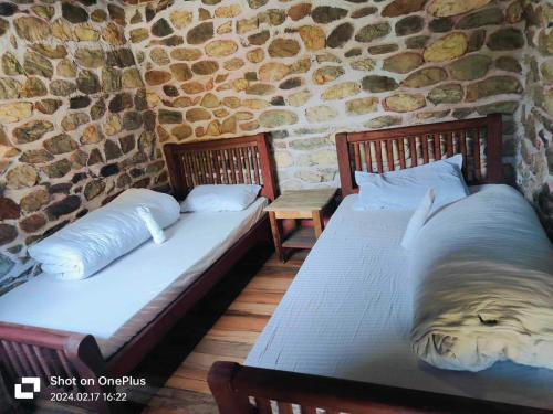 Postelja oz. postelje v sobi nastanitve River Edge Resort Nepal