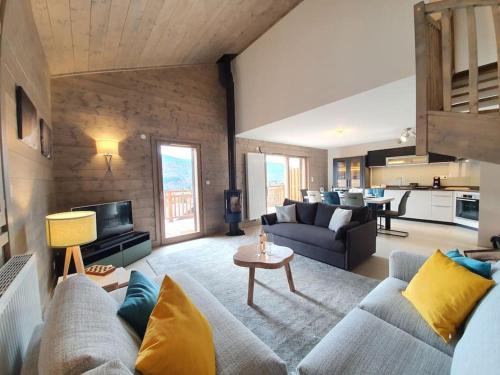 Samoens - luxury 4 bedroom top floor apartment with spectacular views