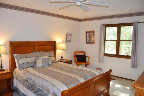 Un dormitorio con una cama y un ventilador de techo. en 8 Alarcon Way, en Hot Springs Village