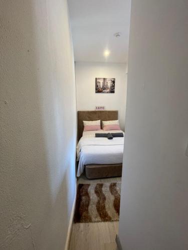 a small bedroom with a bed in a room at Guesthouse Franco in Porto