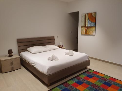 une chambre avec un lit avec deux serviettes dessus dans l'établissement La Villa des Rouvières, à LʼÉtoile