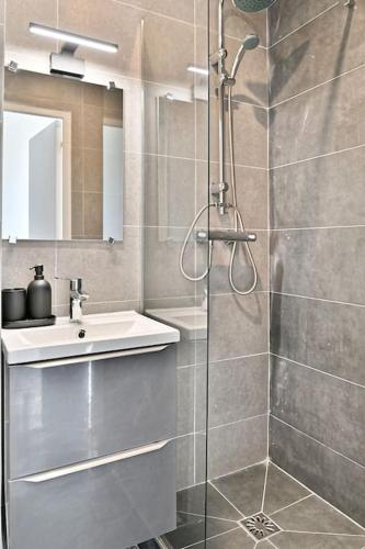 une salle de bain avec douche et lavabo dans l'établissement Studio spacieux et coloré - Montreuil II, à Montreuil