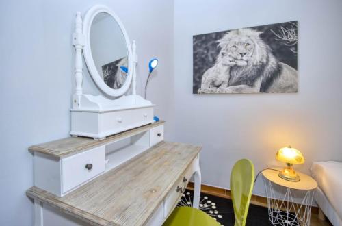 Cette chambre comprend un miroir et une coiffeuse. dans l'établissement La Villa de La Ciotat, à La Ciotat