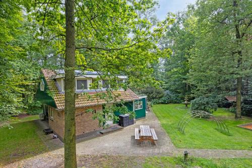 a tiny house in the middle of a yard at 't Laankholt in Bornerbroek