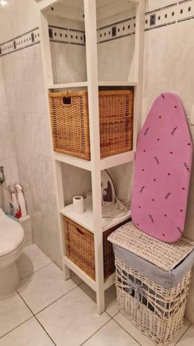 - une petite salle de bains avec des toilettes et un panier dans l'établissement Appartement Cosy Centre Menton Côte D azur, à Menton