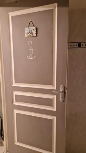 une porte avec un panneau dans une salle de bains dans l'établissement Appartement Cosy Centre Menton Côte D azur, à Menton