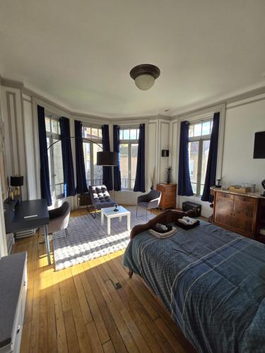 a bedroom with a bed and a living room at La Villa Santina in Rethel