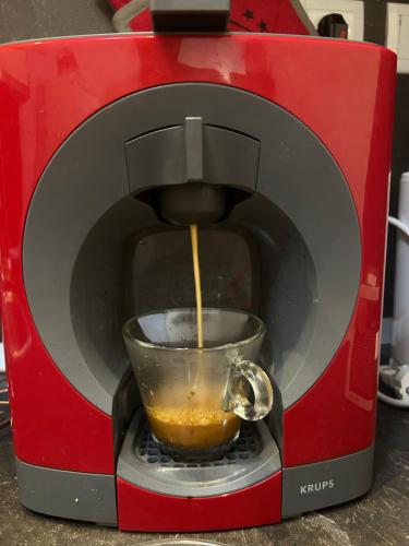 a drink being poured into a red mixer at Sandanski Apartments Top Center in Sandanski