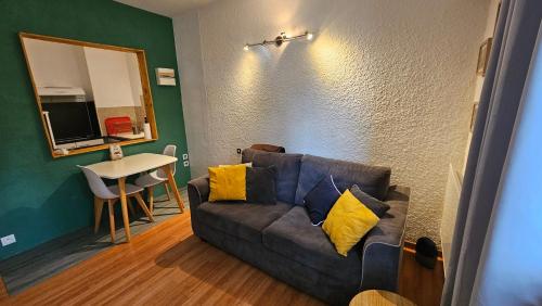 un salon avec un canapé et une table dans l'établissement T2 meublé L'Escale Provençale, à Gréoux-les-Bains