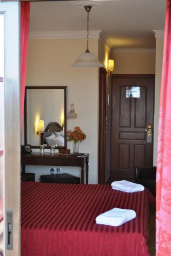a hotel room with a bed and a mirror at Corfu Secret in Ipsos