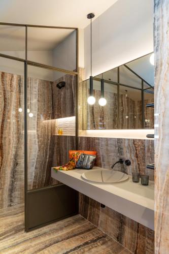 a bathroom with a sink and a mirror at Yndo Hôtel in Bordeaux