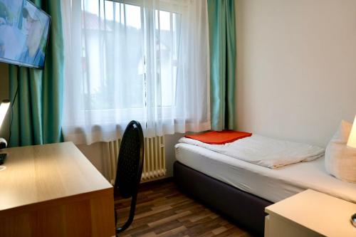 Postel nebo postele na pokoji v ubytování Burghotel Lörrach