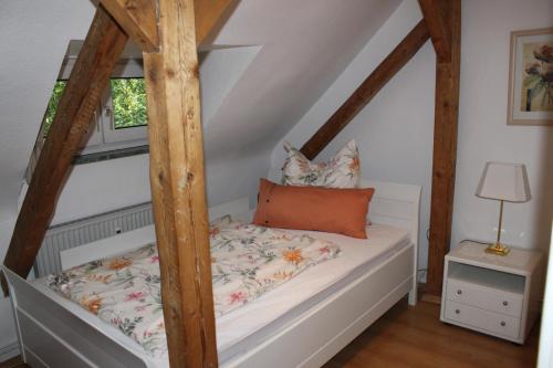 ein kleines Schlafzimmer mit einem Bett im Dachgeschoss in der Unterkunft Appartementwohnung Antonia in Düsseldorf