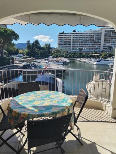 d'une table et de chaises sur un balcon avec vue sur le port. dans l'établissement T2 ile cannes marina Mandelieu, à Mandelieu-la-Napoule