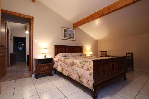 a bedroom with a bed and a table with two lamps at Gure ametsa in Saint-Étienne-de-Baïgorry