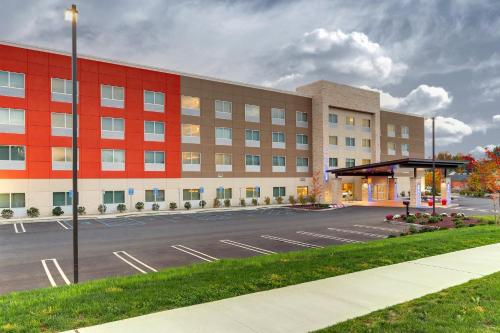 an empty parking lot in front of a building at Holiday Inn Express & Suites - Middletown - Goshen by IHG in Middletown