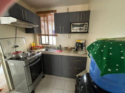 Kuchyň nebo kuchyňský kout v ubytování casa en urbanizacion