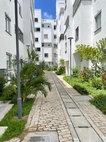 una calle vacía en un edificio de apartamentos en Comfort Home Two Bedroom Buxton point Mombasa, en Mombasa