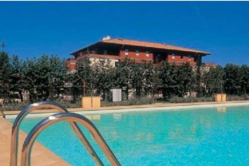 マルセイユにあるconfort et bien être Marseilleの建物を背景にした大型スイミングプール