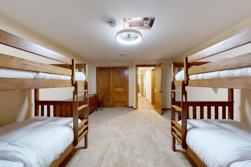 Postel nebo postele na pokoji v ubytování Lakeside Lodge